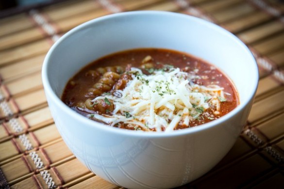 This slow cooker lasagna soup recipe is so delicious. It's perfect for the whole family and a great way to put your Crock Pot to use. //evolvingmotherhood.com