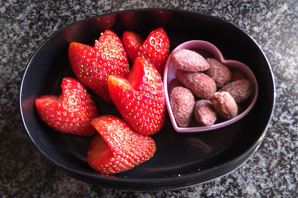 Valentine's Day Lunch Ideas: How to make cut strawberries to look like hearts