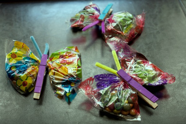 Butterfly party favors. Cute butterfly party favor bags with treat filled wings.