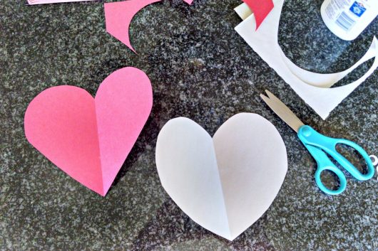a Valentine's Day mouse craft that just [erfect for giving a little love this holiday